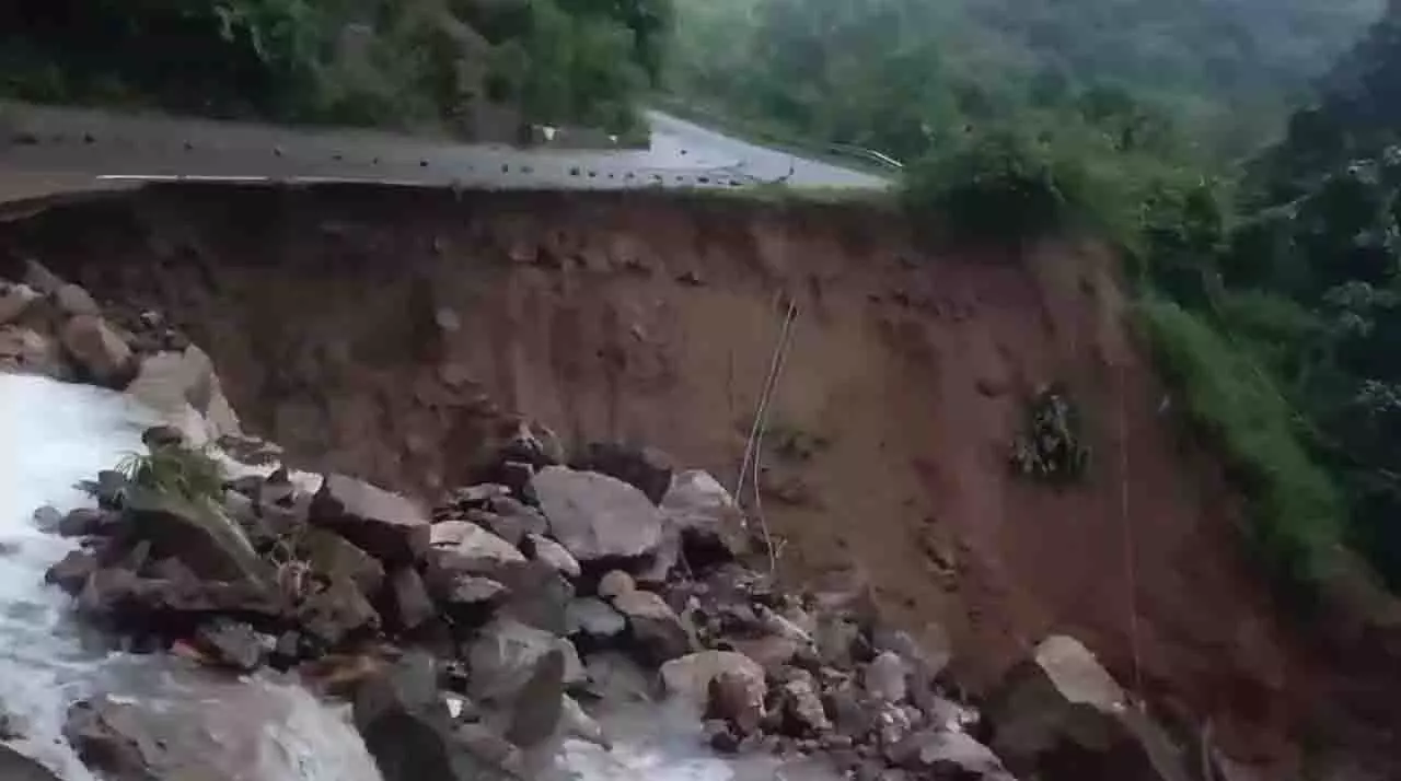 Malkangiri: बोंडा घाटी में भारी भूस्खलन, सड़क संपर्क टूटा Malkangiri: बोंडा घाटी में भारी भूस्खलन, सड़क संपर्क टूटा