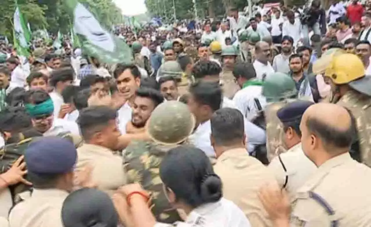 विधानसभा मार्च के दौरान BJD कार्यकर्ताओं पर पानी की बौछारें विधानसभा मार्च के दौरान BJD कार्यकर्ताओं पर पानी की बौछारें