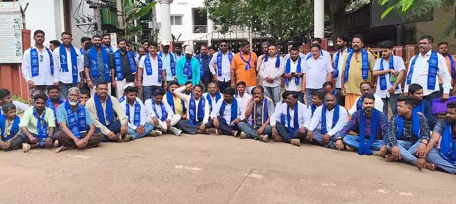 Dharwad : अंबेडकर प्रतिमा की पुनर्स्थापना की मांग Dharwad : अंबेडकर प्रतिमा की पुनर्स्थापना की मांग