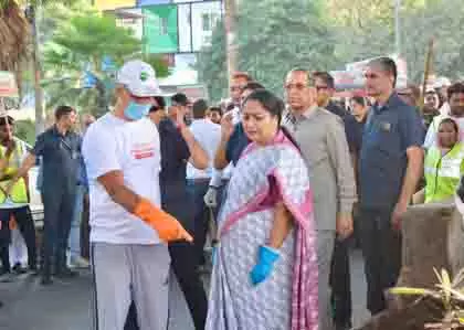 CM रेखा गुप्ता और मंत्रियों ने स्वच्छता अभियान में हिस्सा लिया CM रेखा गुप्ता और मंत्रियों ने स्वच्छता अभियान में हिस्सा लिया