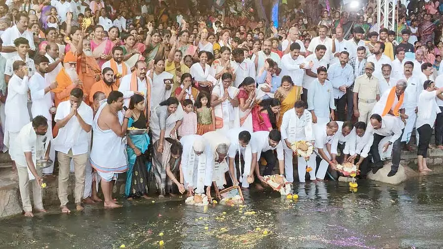 तुंगभद्रा में अम्बा आरती: दशहरा आरंभc तुंगभद्रा में अम्बा आरती: दशहरा आरंभc