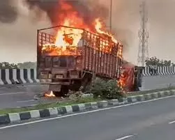 Aligarh: चार युवकों और चालक की सड़क हादसे में मौत Aligarh: चार युवकों और चालक की सड़क हादसे में मौत