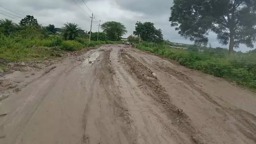 मैदान जैसा हाईवे: यात्रियों के लिए मुसीबत मैदान जैसा हाईवे: यात्रियों के लिए मुसीबत