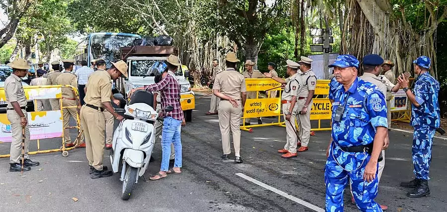 चामुंडी हिल्स के चारों ओर पुलिस की घेराबंदी: उन्होंने उत्सव का माहौल बिगाड़ दिया चामुंडी हिल्स के चारों ओर पुलिस की घेराबंदी: उन्होंने उत्सव का माहौल बिगाड़ दिया