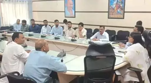 कलेक्टर खफा, महिला पार्षदों के पतियों को लगाई फटकार, जानें कारण कलेक्टर खफा, महिला पार्षदों के पतियों को लगाई फटकार, जानें कारण