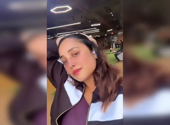जिम वियर में एक्ट्रेस ने अपने लुक से धड़का दिया फैंस का दिल जिम वियर में एक्ट्रेस ने अपने लुक से धड़का दिया फैंस का दिल