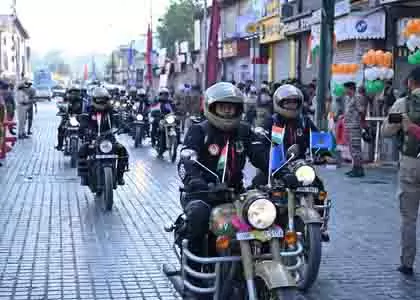 लाल चौक से शुरू हुआ महिला बाइक अभियान, CRPF DG ने किया उद्घाटन लाल चौक से शुरू हुआ महिला बाइक अभियान, CRPF DG ने किया उद्घाटन