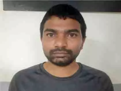AP: कुख्यात अपराधी की हिरासत से फरारी के बाद दो पुलिसकर्मी निलंबित AP: कुख्यात अपराधी की हिरासत से फरारी के बाद दो पुलिसकर्मी निलंबित