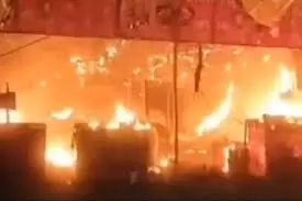 Agarmalwa: आगर मालवा में भीषण आग, तीन दुकानें राख Agarmalwa: आगर मालवा में भीषण आग, तीन दुकानें राख