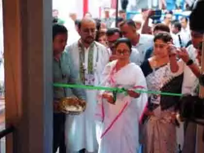 Kolkata: बारिश के बीच ममता बनर्जी ने दुर्गा पूजा पंडाल उद्घाटन स्थगित किया Kolkata: बारिश के बीच ममता बनर्जी ने दुर्गा पूजा पंडाल उद्घाटन स्थगित किया