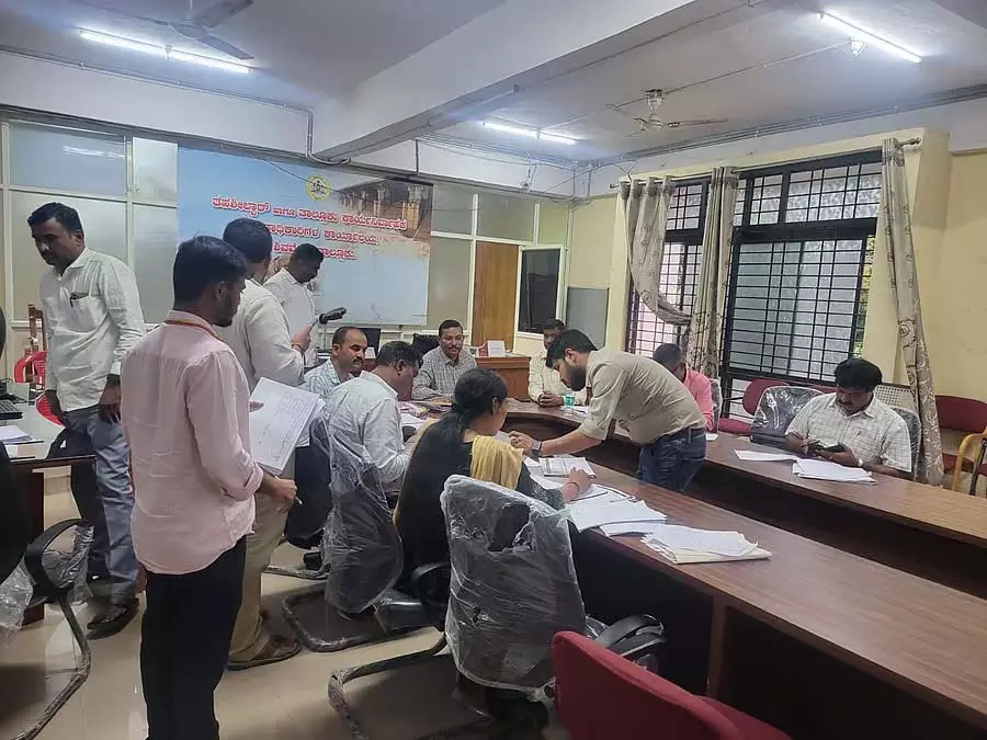 Shivamogga : लोकायुक्त पुलिस ने तहसीलदार कार्यालयों पर मारा छापा Shivamogga : लोकायुक्त पुलिस ने तहसीलदार कार्यालयों पर मारा छापा