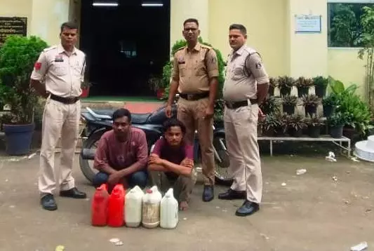 बाइक से शराब तस्करी करते दो युवक चढ़े पुलिस के हत्थे बाइक से शराब तस्करी करते दो युवक चढ़े पुलिस के हत्थे