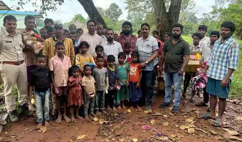 तकनीशियन ने नल्लामाला में चेंचू परिवारों को कंबल और भोजन वितरित किया तकनीशियन ने नल्लामाला में चेंचू परिवारों को कंबल और भोजन वितरित किया