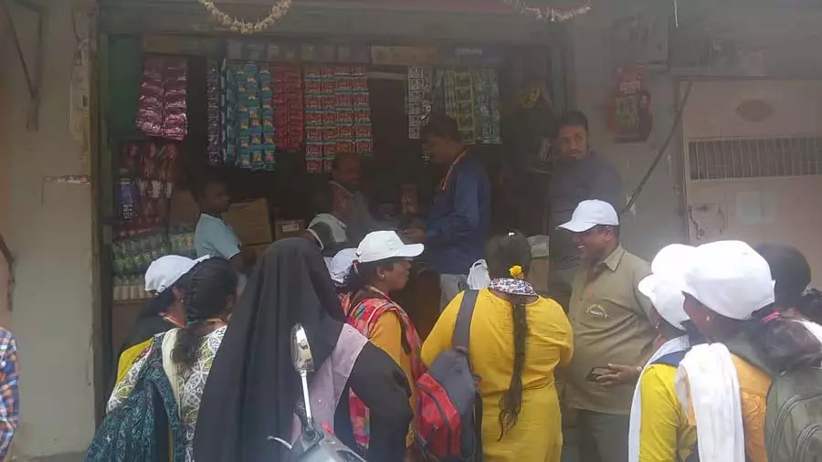 55 किलो प्लास्टिक जब्त: 6 हजार रुपये का जुर्माना 55 किलो प्लास्टिक जब्त: 6 हजार रुपये का जुर्माना