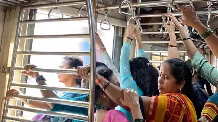 Mumbai : शिवड़ी और रे रोड स्टेशनों पर महिला कोच पर पथराव, दो महिलाएं घायल Mumbai : शिवड़ी और रे रोड स्टेशनों पर महिला कोच पर पथराव, दो महिलाएं घायल