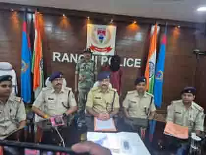 Jharkhand: पुलिस गश्ती दल पर फायरिंग का आरोपी गिरफ्तार, हथियार बरामद Jharkhand: पुलिस गश्ती दल पर फायरिंग का आरोपी गिरफ्तार, हथियार बरामद