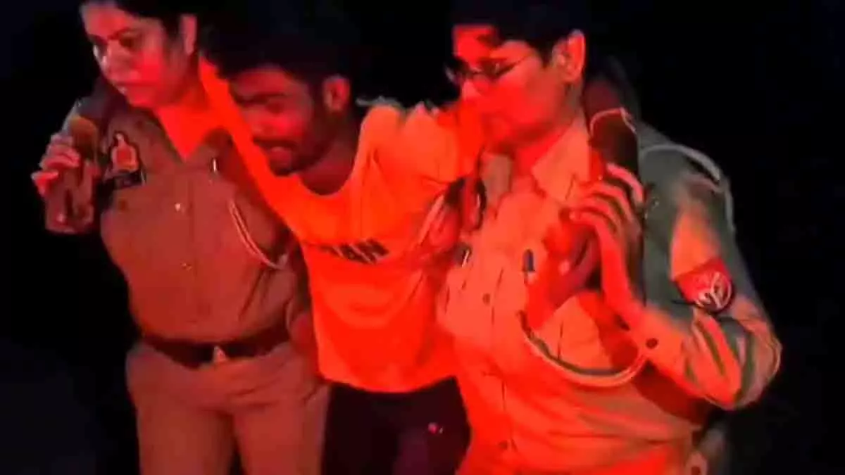 Ghaziabad: महिला पुलिसकर्मी ने हिस्ट्रीशीटर को गोली मारकर किया गिरफ्तार Ghaziabad: महिला पुलिसकर्मी ने हिस्ट्रीशीटर को गोली मारकर किया गिरफ्तार