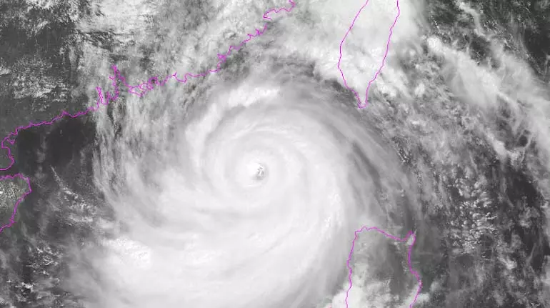 अंतरिक्ष में Super Typhoon रागासा को निगलते हुए दिखाया गया है, जो हैरान कर देने वाला अंतरिक्ष में Super Typhoon रागासा को निगलते हुए दिखाया गया है, जो हैरान कर देने वाला