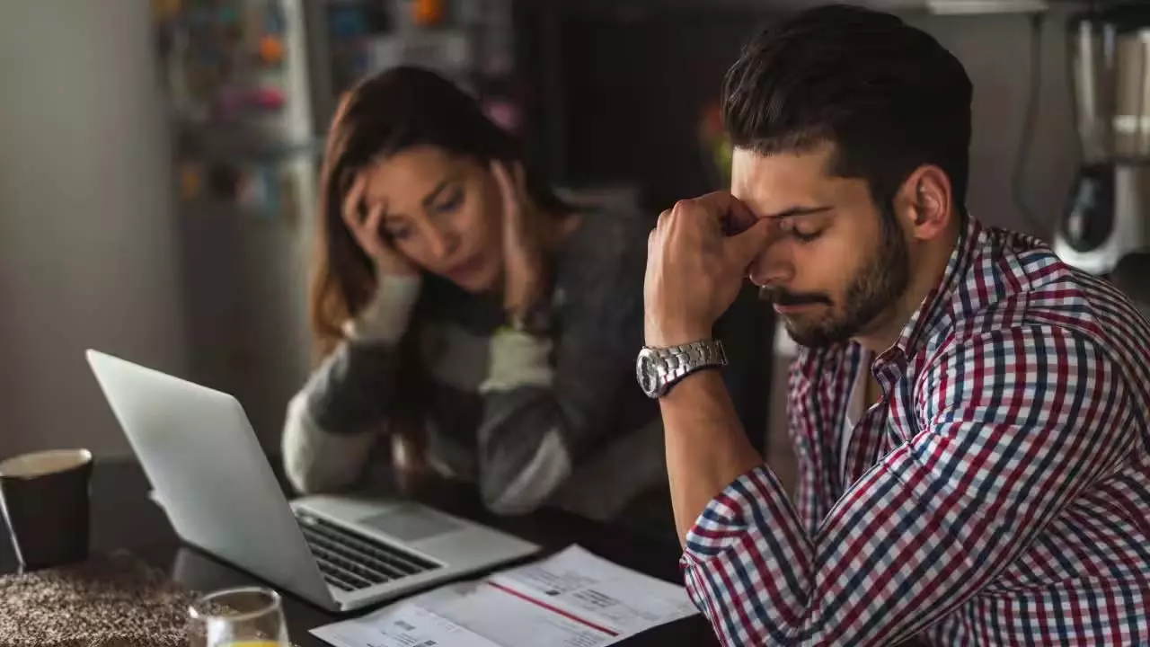 ऋण तनाव से मुक्ति पाने के लिए स्मार्ट रणनीतियाँ ऋण तनाव से मुक्ति पाने के लिए स्मार्ट रणनीतियाँ