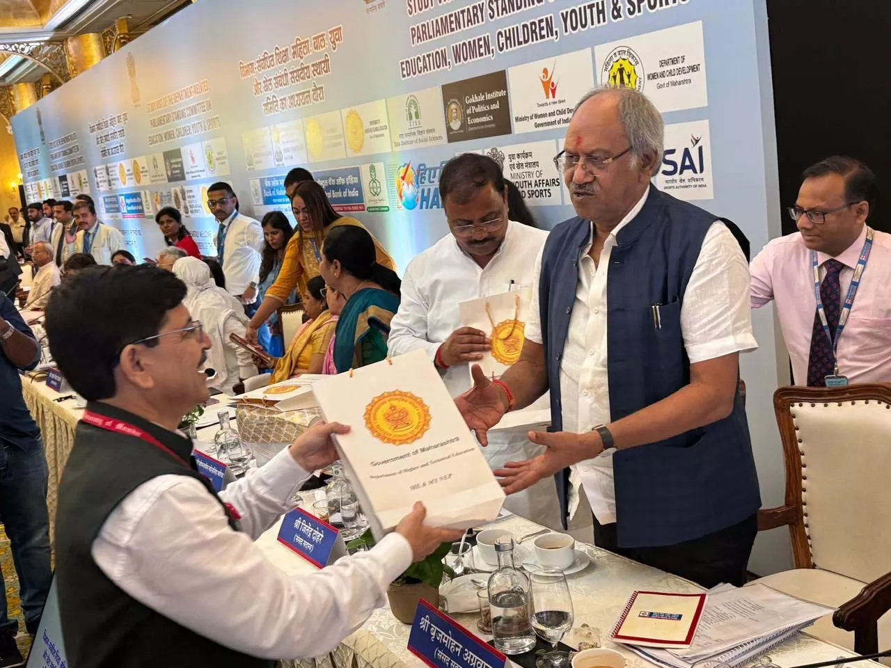 मुंबई में संसदीय समिति बैठक: सांसद बृजमोहन ने शिक्षा व खेल सुधारों पर रखे अहम सुझाव मुंबई में संसदीय समिति बैठक: सांसद बृजमोहन ने शिक्षा व खेल सुधारों पर रखे अहम सुझाव
