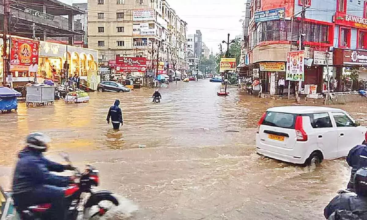 Telangana: हैदराबाद में भारी बारिश से बाढ़ Telangana: हैदराबाद में भारी बारिश से बाढ़