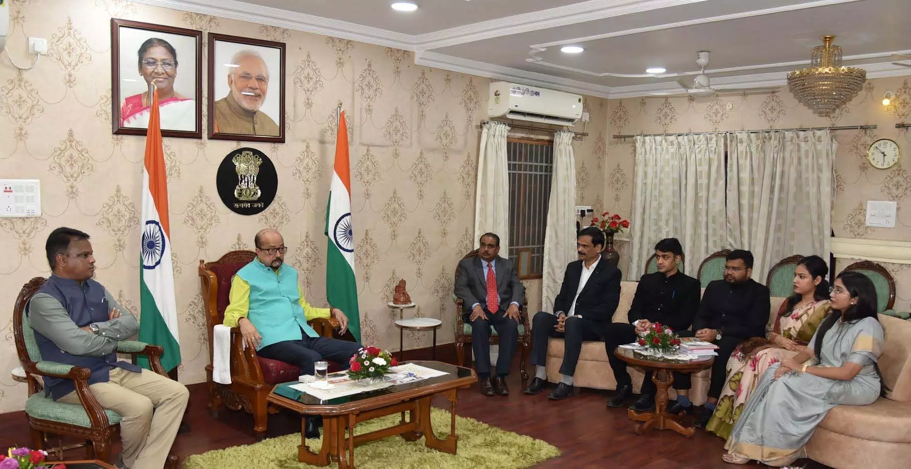 राज्यपाल से परिवीक्षाधीन डिप्टी कलेक्टरों ने की सौजन्य भेंट राज्यपाल से परिवीक्षाधीन डिप्टी कलेक्टरों ने की सौजन्य भेंट