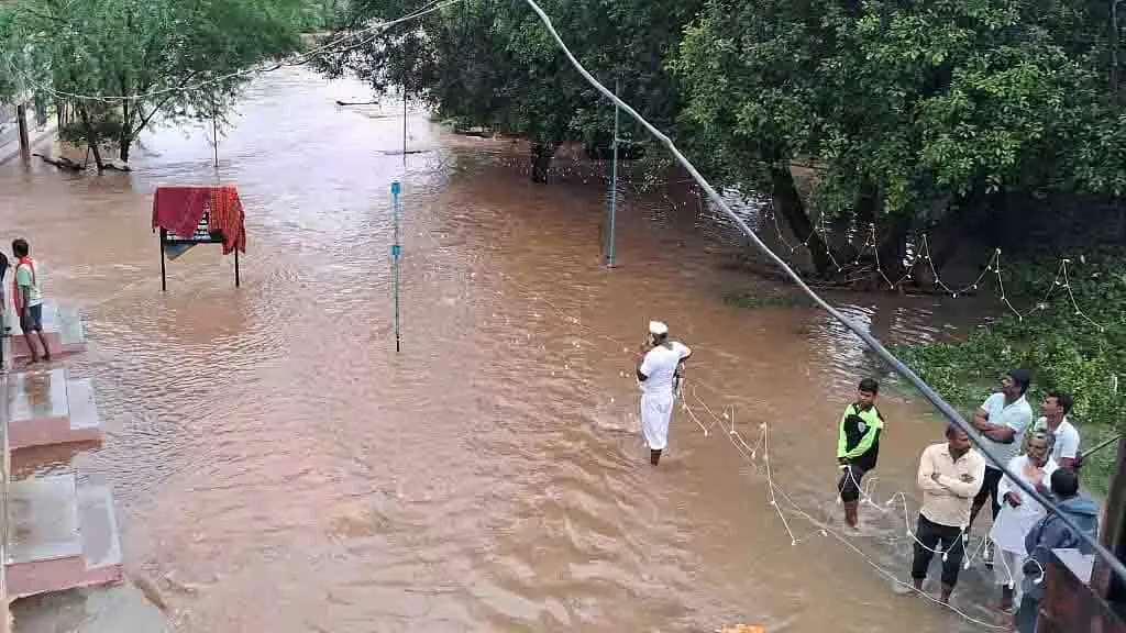 Dharashiv flood: 92 गांव प्रभावित, लगभग 63,000 हेक्टेयर फसलें बर्बाद Dharashiv flood: 92 गांव प्रभावित, लगभग 63,000 हेक्टेयर फसलें बर्बाद