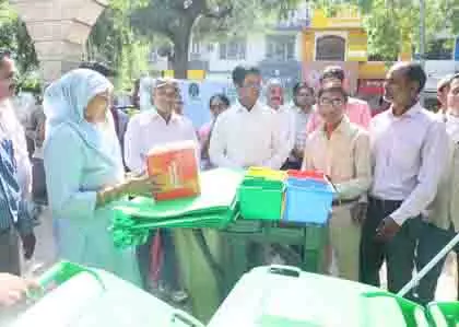 दिल्ली NDMC क्षेत्र में अब झाड़ू नहीं, आधुनिक पोछा होगा इस्तेमाल दिल्ली NDMC क्षेत्र में अब झाड़ू नहीं, आधुनिक पोछा होगा इस्तेमाल