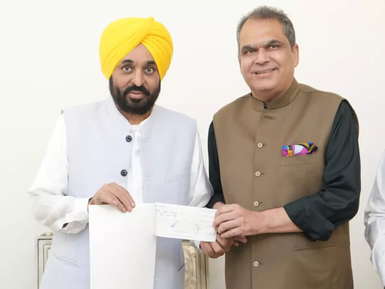 पंजाब के मंत्री संजीव अरोड़ा और उद्योगपतियों ने सीएम भगवंत मान से मुलाकात की पंजाब के मंत्री संजीव अरोड़ा और उद्योगपतियों ने सीएम भगवंत मान से मुलाकात की