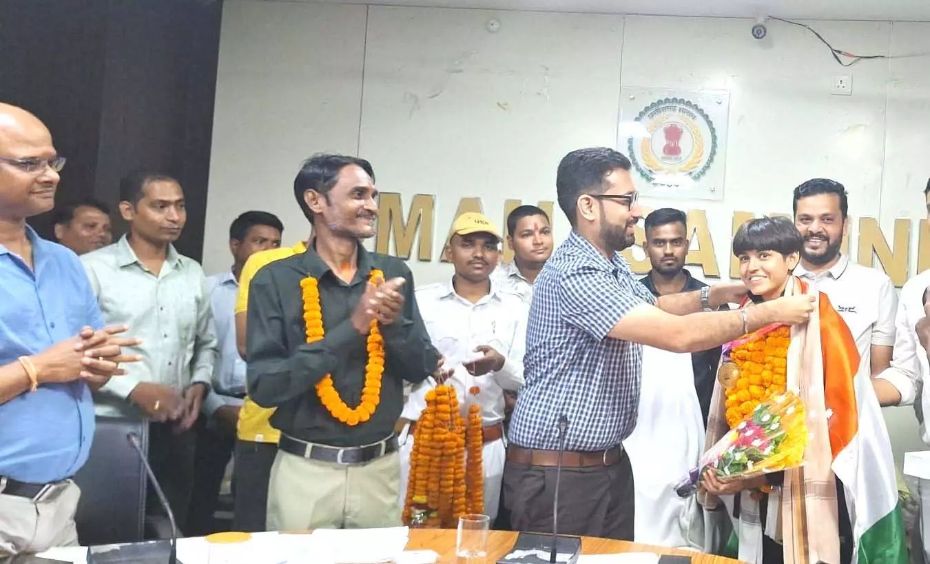 अंतर्राष्ट्रीय खिलाड़ी महासमुंद की बेटी दिव्या रंगारी का कलेक्टर ने किया भव्य स्वागत अंतर्राष्ट्रीय खिलाड़ी महासमुंद की बेटी दिव्या रंगारी का कलेक्टर ने किया भव्य स्वागत