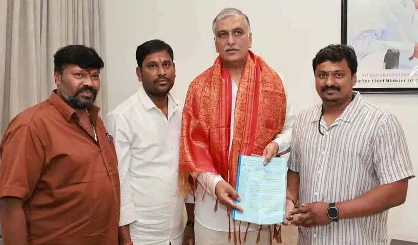 राशन डीलरों की जान से खिलवाड़ करना गलत: Harish Rao राशन डीलरों की जान से खिलवाड़ करना गलत: Harish Rao