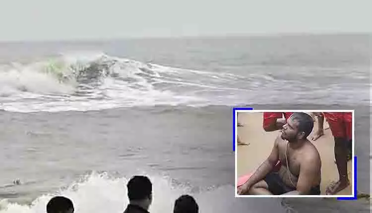 Puri: समुद्र में रिप करंट की चपेट में आने से पर्यटक को बचाया गया Puri: समुद्र में रिप करंट की चपेट में आने से पर्यटक को बचाया गया