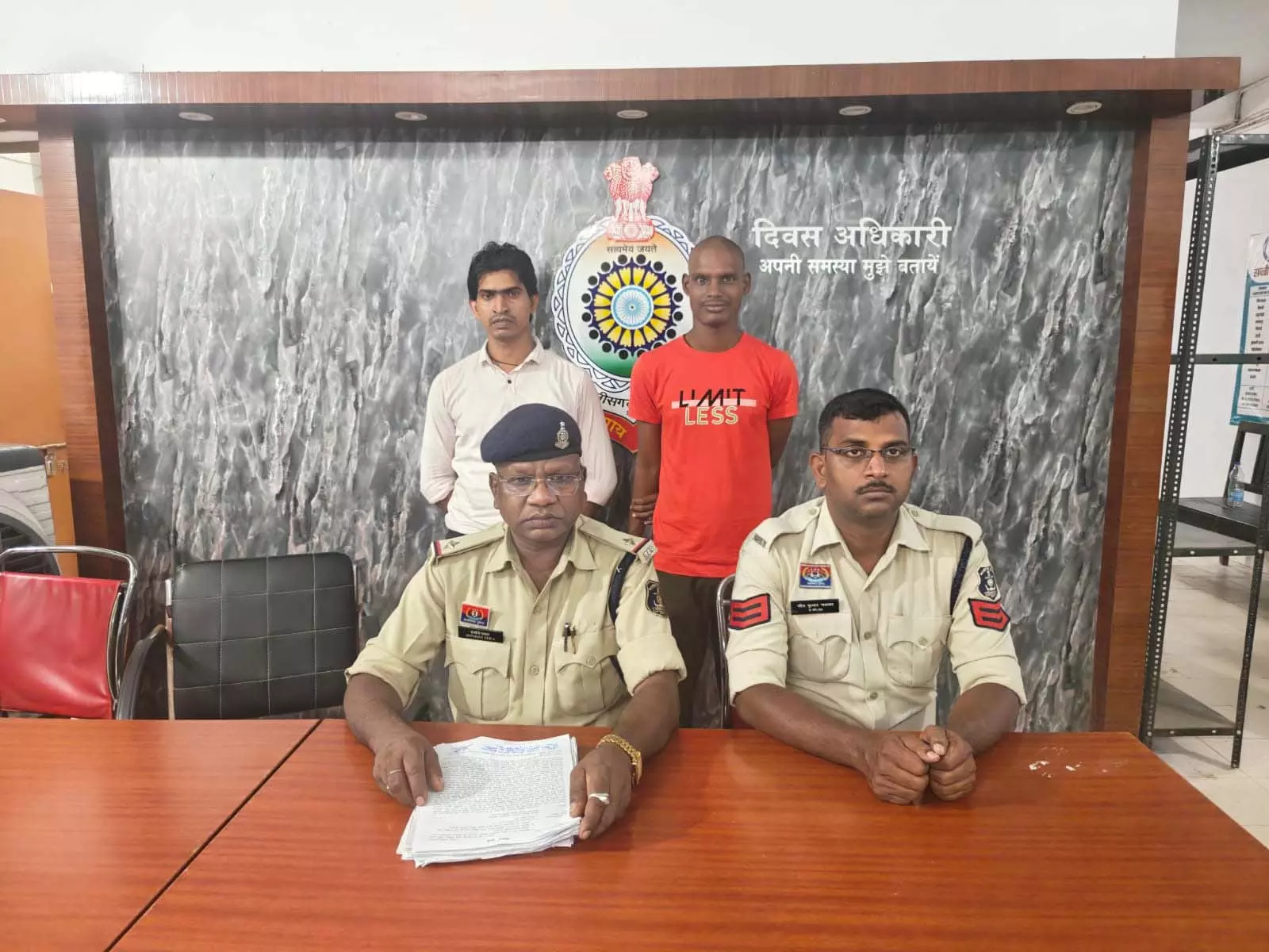 अवैध सट्टा खेल में शामिल तीन आरोपी गिरफ्तार, न्यायिक रिमांड पर जेल भेजा अवैध सट्टा खेल में शामिल तीन आरोपी गिरफ्तार, न्यायिक रिमांड पर जेल भेजा
