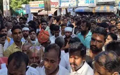 हिंदू युवक के जबरन धर्म परिवर्तन से आक्रोश, कलेक्टर ऑफिस के बाहर प्रदर्शन हिंदू युवक के जबरन धर्म परिवर्तन से आक्रोश, कलेक्टर ऑफिस के बाहर प्रदर्शन