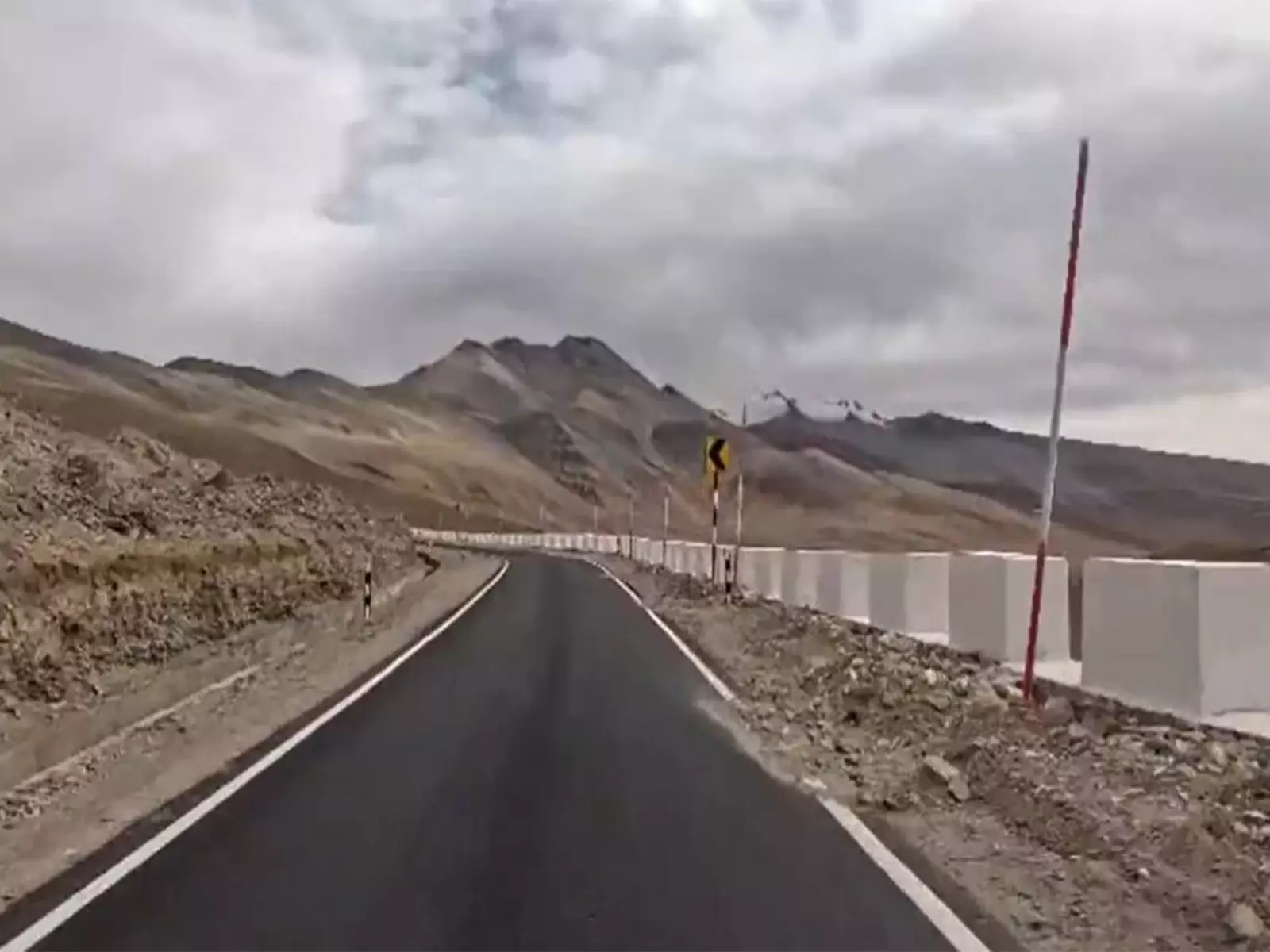 जम्मू-कश्मीर: Ladakh में हानले-चुमार सड़क अब आम जनता के लिए खुली जम्मू-कश्मीर: Ladakh में हानले-चुमार सड़क अब आम जनता के लिए खुली