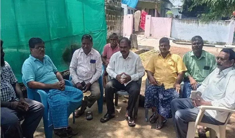 बंदरों और कुत्तों के आतंक से बचाव बंदरों और कुत्तों के आतंक से बचाव