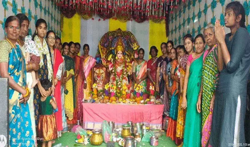 भक्तों ने गायत्री देवी के वेश में देवी दुर्गा के दर्शन किए भक्तों ने गायत्री देवी के वेश में देवी दुर्गा के दर्शन किए
