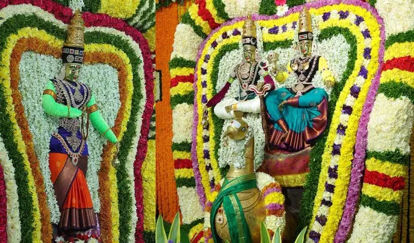 भव्यता के साथ दशहरा उत्सव.. ब्रह्मचारिणी के रूप में प्रकट हुईं श्रीशैल भ्रमराम्बा..! भव्यता के साथ दशहरा उत्सव.. ब्रह्मचारिणी के रूप में प्रकट हुईं श्रीशैल भ्रमराम्बा..!