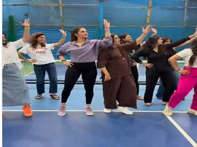 फराह खान और सानिया मिर्जा का पिकलबॉल कोर्ट पर ठुमक-ठुमक डांस वीडियो फराह खान और सानिया मिर्जा का पिकलबॉल कोर्ट पर ठुमक-ठुमक डांस वीडियो
