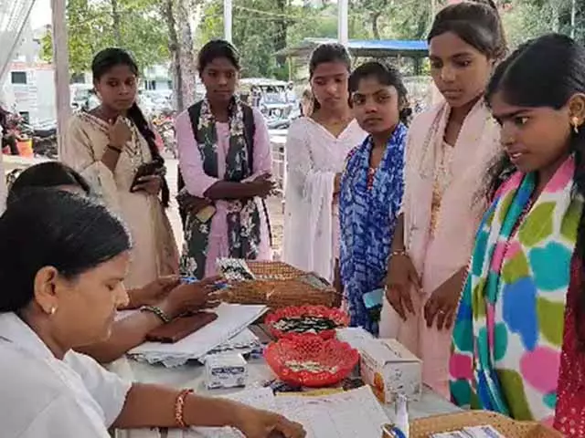 हजारीबाग में किशोरियों के लिए स्वास्थ्य जांच शिविर का आयोजन, बांटे जा रहे मुफ्त सेनेटरी पैड हजारीबाग में किशोरियों के लिए स्वास्थ्य जांच शिविर का आयोजन, बांटे जा रहे मुफ्त सेनेटरी पैड