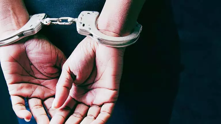 शिक्षक को जाली मुहर और हस्ताक्षर करते पकड़ा गया शिक्षक को जाली मुहर और हस्ताक्षर करते पकड़ा गया