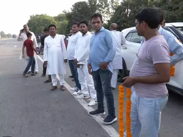 आजम खान की रिहाई पर सपा कार्यकर्ताओं में खुशी की लहर, स्वागत के लिए उमड़ी भीड़ आजम खान की रिहाई पर सपा कार्यकर्ताओं में खुशी की लहर, स्वागत के लिए उमड़ी भीड़