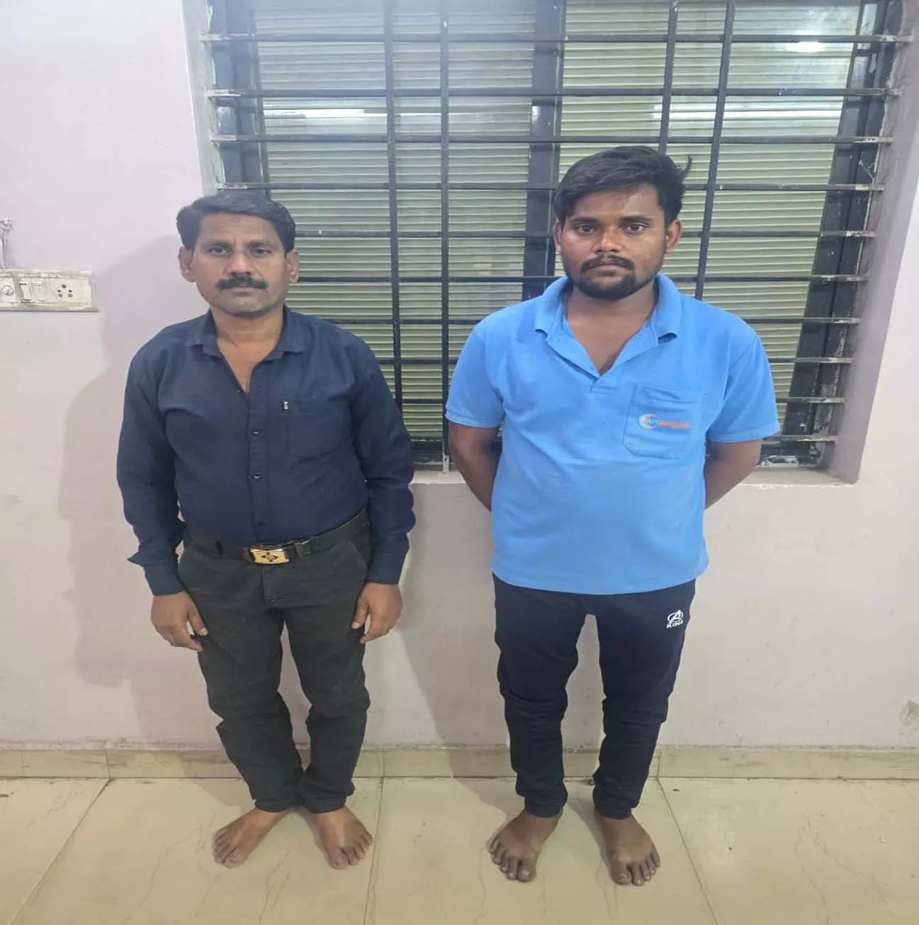 Raipur Breaking: डेढ़ साल पहले किए हत्या मामलें में पिता-पुत्र गिरफ्तार Raipur Breaking: डेढ़ साल पहले किए हत्या मामलें में पिता-पुत्र गिरफ्तार