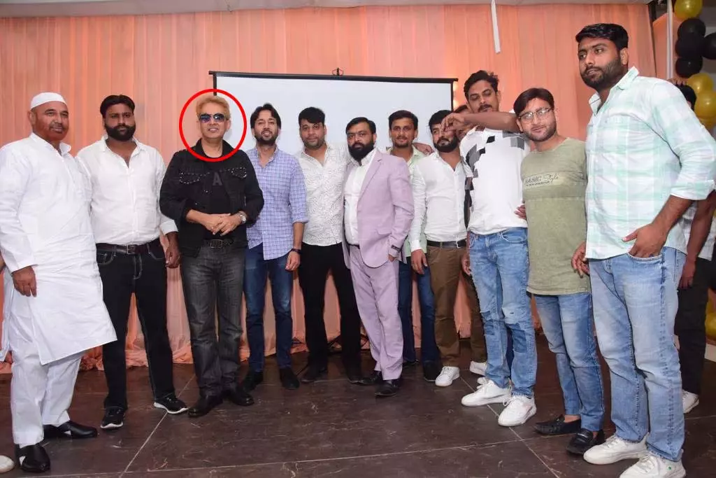 BREAKING: मशहूर हेयर स्टाइलिस्ट जावेद हबीब और बेटे पर FIR दर्ज BREAKING: मशहूर हेयर स्टाइलिस्ट जावेद हबीब और बेटे पर FIR दर्ज