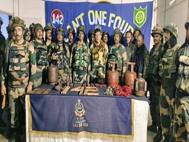 BSF और DVF की बड़ी कामयाबी, जंगल से मिली भारी मात्रा में विस्फोटक सामग्री BSF और DVF की बड़ी कामयाबी, जंगल से मिली भारी मात्रा में विस्फोटक सामग्री