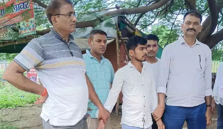 नारदीगंज अंचल अधिकारी कार्यालय के निजी मुंशी 19 हजार की रिश्वत लेते गिरफ्तार नारदीगंज अंचल अधिकारी कार्यालय के निजी मुंशी 19 हजार की रिश्वत लेते गिरफ्तार