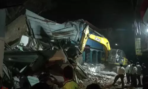 3 मंजिला इमारत ढहने से 2 लोगों की मौत, कई घायल