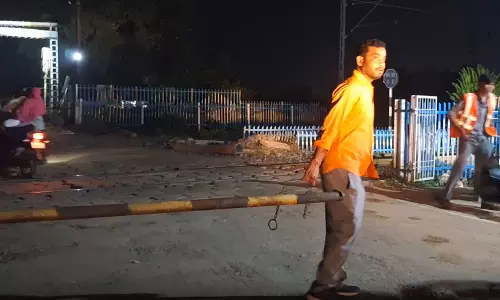 नशेड़ी ड्राइवर ने रेलवे फाटक तोड़ा, गुजरने वाली थी ट्रेन