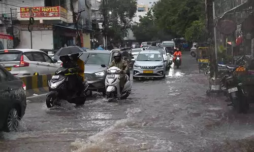 Hyderabad में जलभराव और गड्ढों से भरी सड़कें जानलेवा दुर्घटनाओं का कारण बन रही