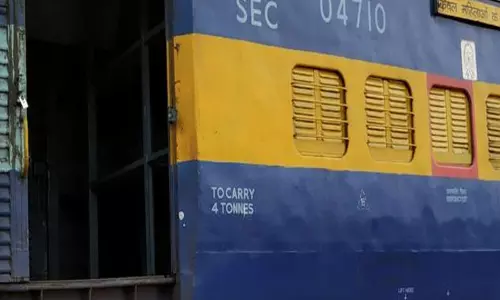 दो रेलवे अधिकारी सस्पेंड, रेलडाली से टकराई थी एक्सप्रेस ट्रेन